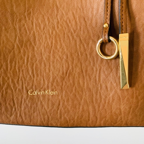 Barely used authentic Calvin Klein shoulder bag - Picture 2 of 6
